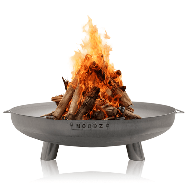 MOODZ Feuerschale aus Metall mit brennendem Kaminholz, runde Form mit Standfüßen und seitlichen Griffen.