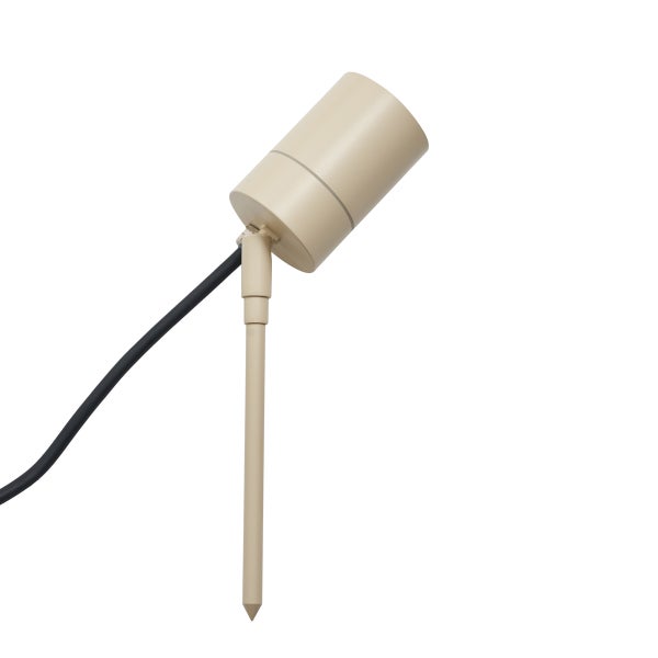 Beiger Gartenstrahler aus Metall mit Erdspieß und schwarzem Kabel.