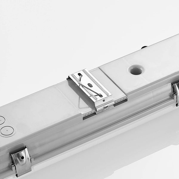 Nahaufnahme einer Feuchtraumleuchte mit einer Montageklammer aus Metall und seitlichen Verschlussclips.