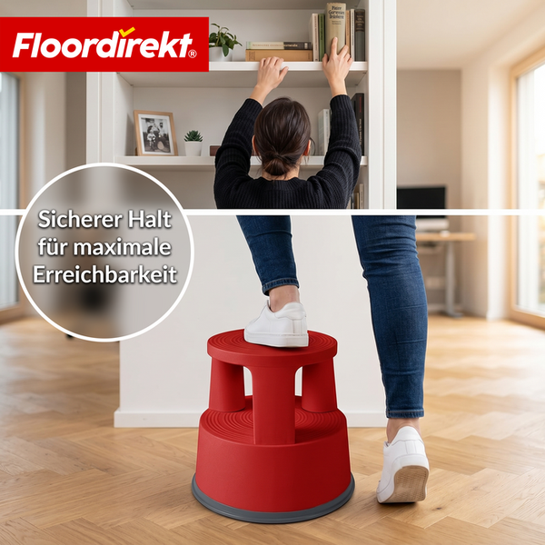Floordirekt Logo. Roter Kunststoff-Rollhocker im Einsatz in hellem Raum vor weißem Regal auf Parkett für sicheren Halt und Erreichbarkeit.