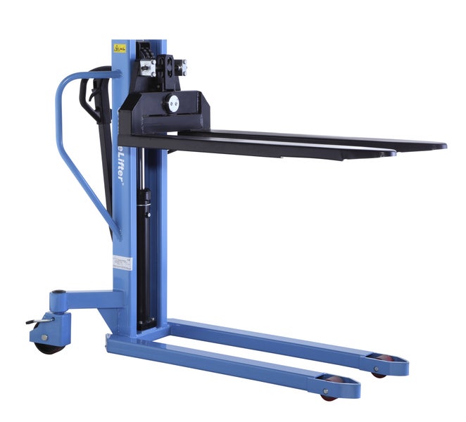 Manueller Hochhubwagen aus Stahl in Blau mit schwarzen Gabeln.