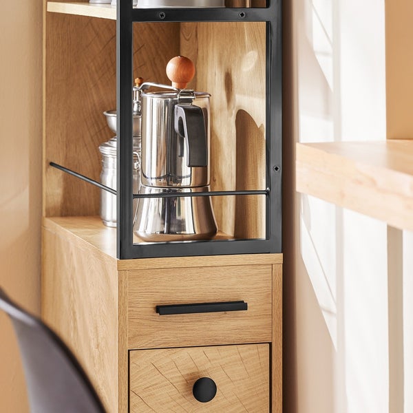 Regal mit Schubladen und darin eine Kaffeekanne sowie eine Kaffeemühle
