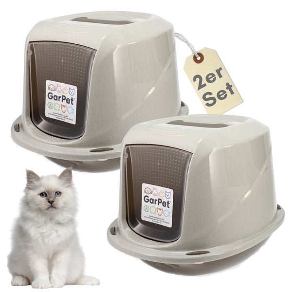 Zwei Katzentoiletten mit Deckel und Katze