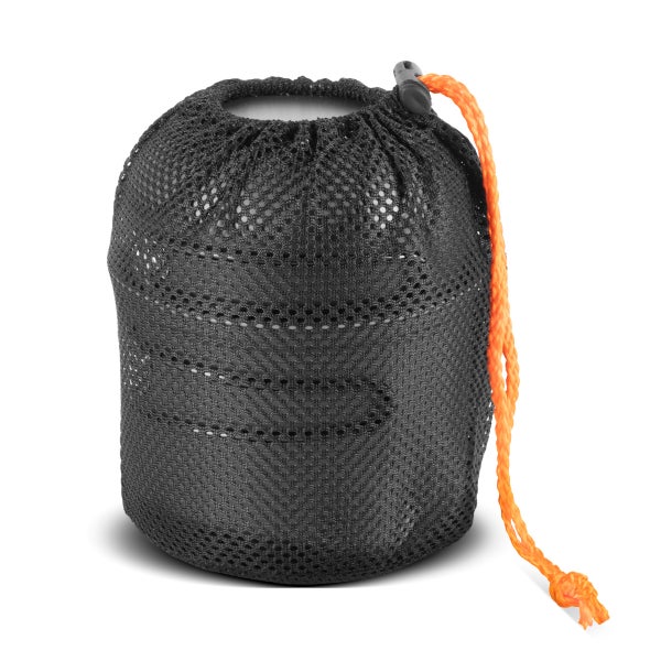 Schwarze Netztasche mit Kordelzug zur Aufbewahrung von Campinggeschirr.