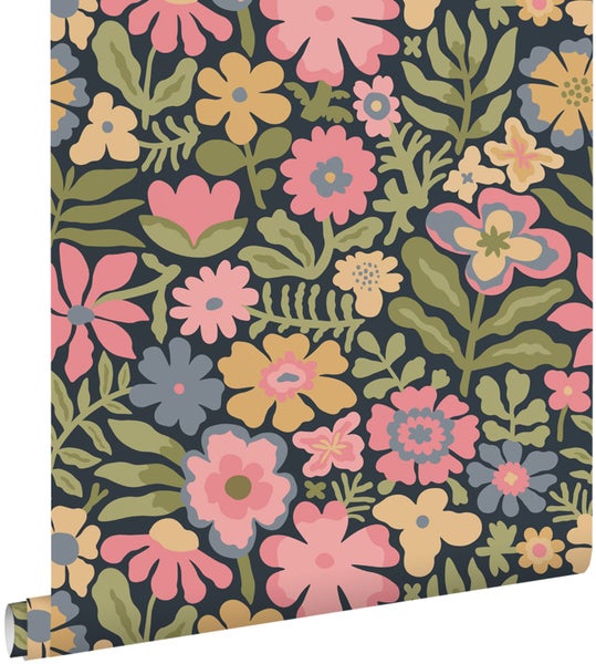 Tapete mit buntem, stilisiertem Blumenmuster und grünen Blättern.