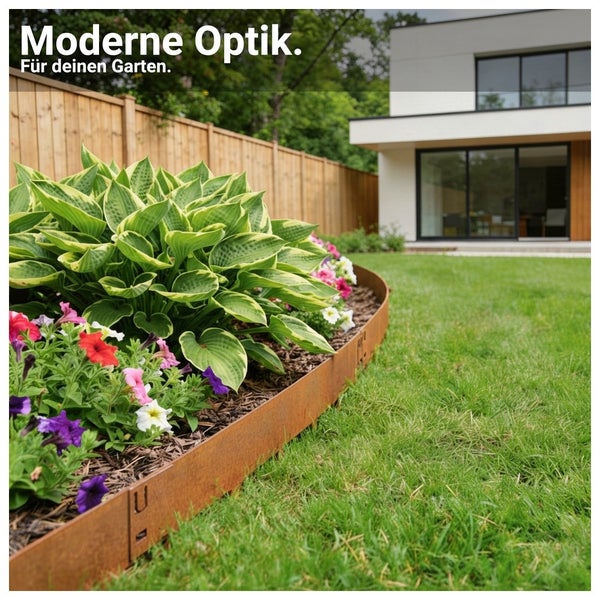 Rasenkante aus Metall in Rost-Optik trennt ein Blumenbeet mit Hosta-Pflanzen von einer Rasenfläche in einem modernen Garten.