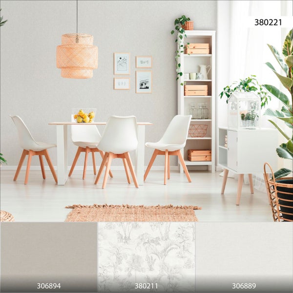 Helles Esszimmer mit Tisch, Stühlen, Regal und Tapetenmustern