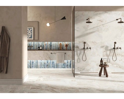 Modernes Badezimmer mit großformatigen hellen Marmorfliesen und einer dekorativen Mosaikwand im Waschbeckenbereich.