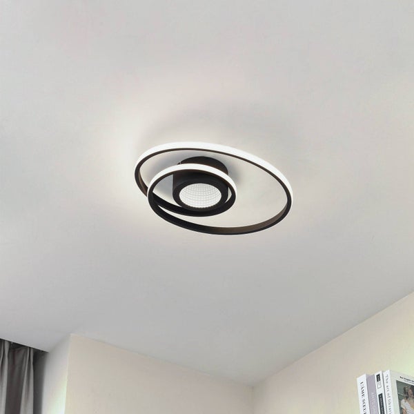Schwarze LED-Deckenleuchte im modernen Design mit ineinander verschlungenen Ringen.