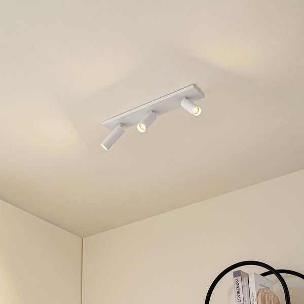 Deckenleuchte mit drei Strahlern an einer rechteckigen Basis