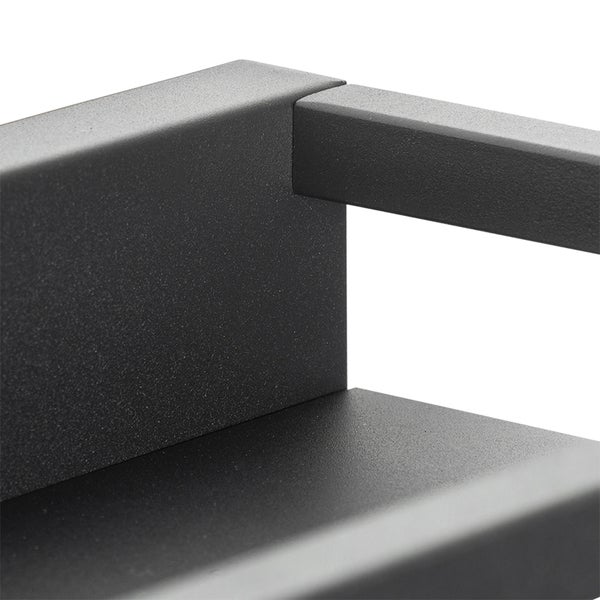 Detailansicht eines schwarzen Metallregals