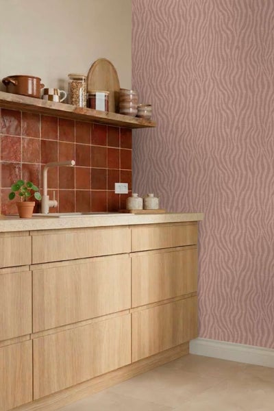 Moderne Küche mit hellen Holzfronten und einer Wand mit gemusterter Tapete in organischer Struktur, kombiniert mit einem braunen Fliesenspiegel.