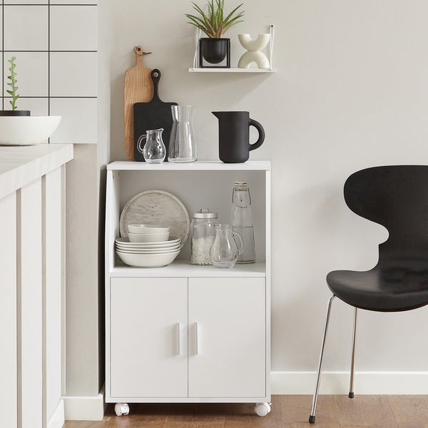 Weißer Küchenschrank mit zwei Türen, Geschirr und Dekoration