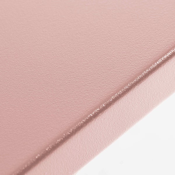 Detailansicht einer matt beschichteten Oberfläche in Altrosa mit feiner Struktur.