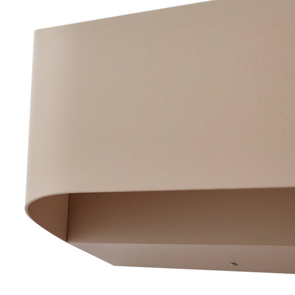 Detailansicht einer modernen beigen Wandleuchte mit matter Oberfläche und abgerundeten Kanten.