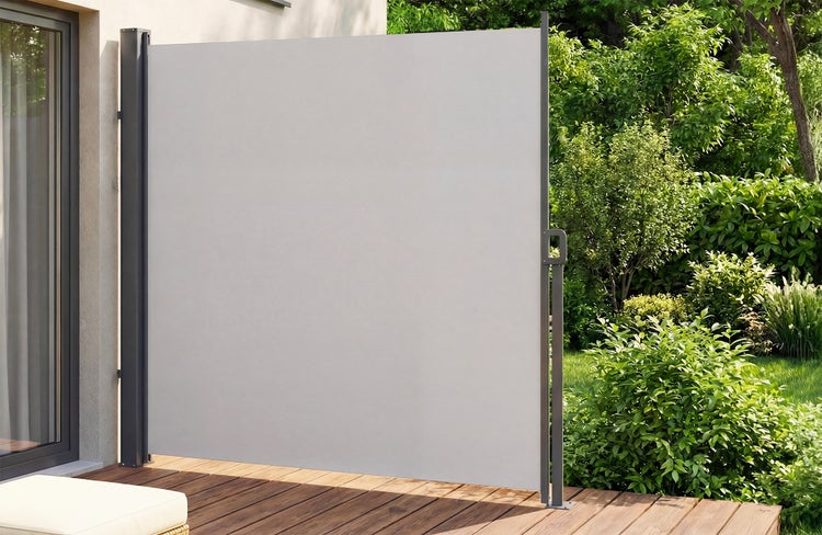 Ausziehbare Seitenmarkise als Sichtschutz und Windschutz auf einer Holzterrasse im Garten.