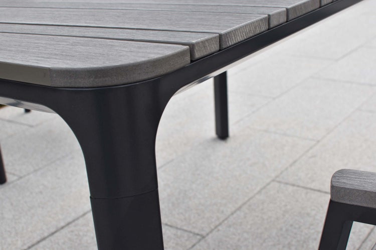 Detailansicht eines Gartentisches mit Tischplatte aus Holz und schwarzem Metallgestell