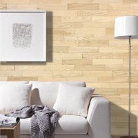 Wohnzimmer mit Wandpaneelen, Sofa, Stehlampe und Bild