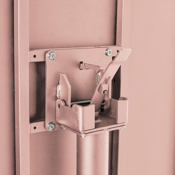 Klappmechanismus und Verriegelung eines Klapptischs aus roségoldfarbenem Metall.