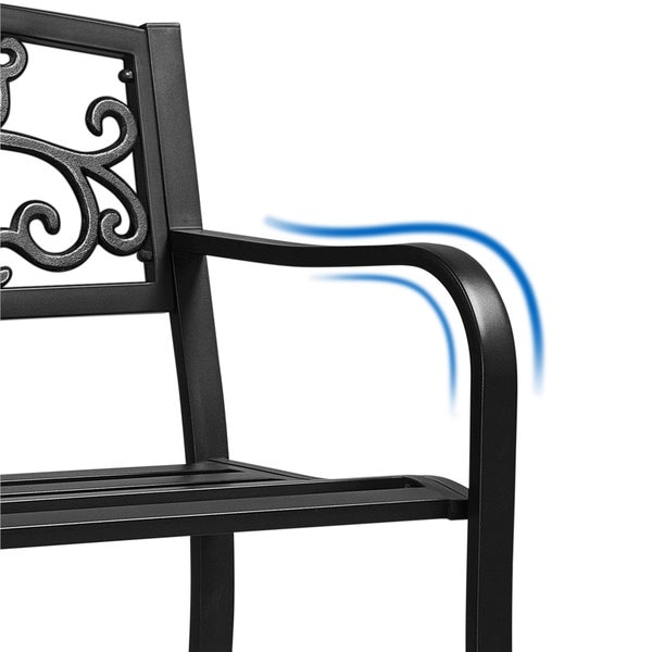 Detailansicht einer Gartenbank aus Metall mit Armlehne