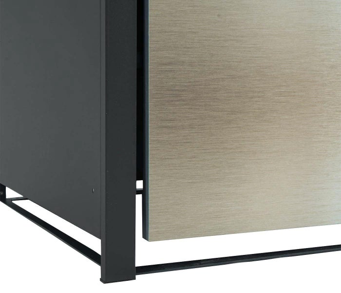 Detailansicht eines Gartenschranks mit Metallrahmen und Tür