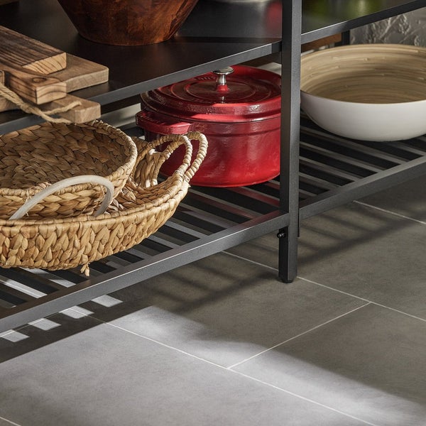 Detailansicht eines Küchenregals mit Körben und Kochgeschirr