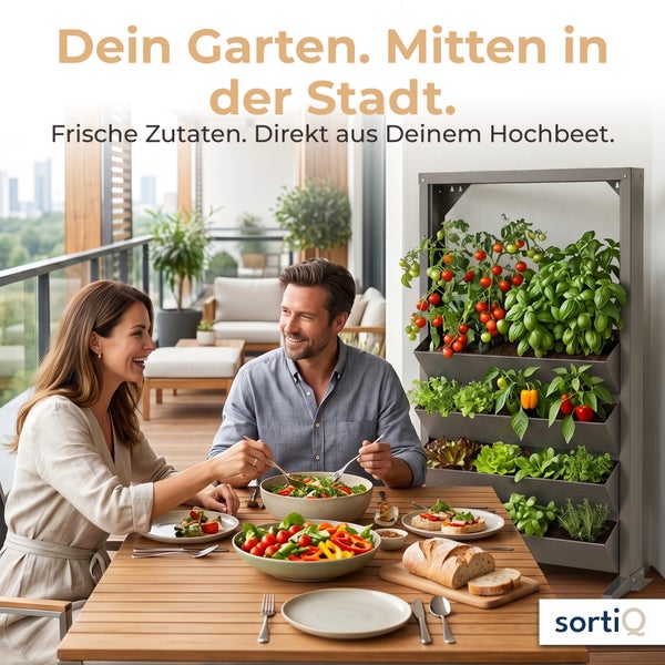 Ein Paar isst auf einem Balkon an einem Holztisch, neben ihnen steht ein vertikales Hochbeet mit frischen Gemüsepflanzen und Kräutern.