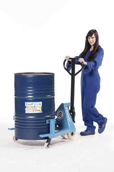 Fassheber zum Transport eines 208 Liter Metallfasses, bedient von einer Person im Arbeitsanzug.