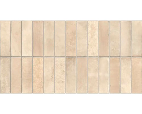 Wandfliesen in Steinoptik, rechteckig, beige, matte Oberfläche.