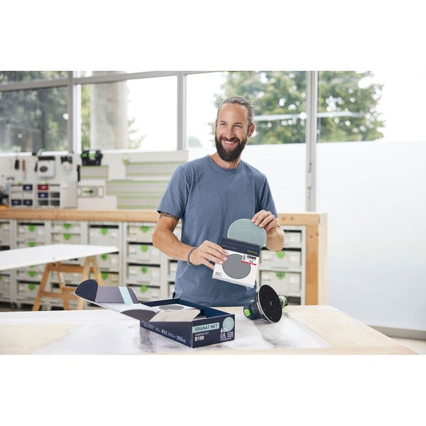 Mann mit Festool Granat Net Schleifscheiben Set und Schleifgerät