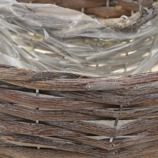 Nahaufnahme eines geflochtenen Korbes mit Kunststoffauskleidung