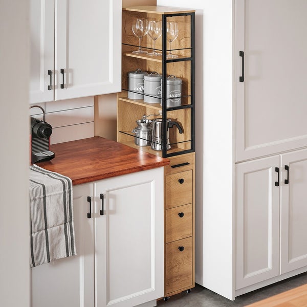 Küchenszene mit Auszugsschrank, Wein- und Vorratsbehältern