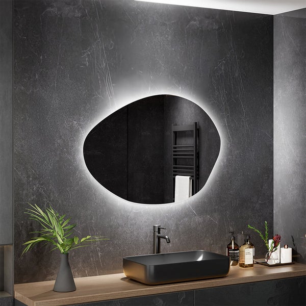 Modernes Badezimmer mit beleuchtetem Spiegel, Waschbecken und Armatur