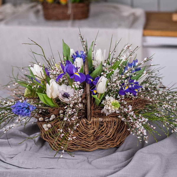 Blumenkorb mit Tulpen, Iris und Hyazinthen