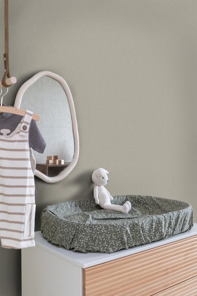 Dekoratives Kinderzimmer mit Wickelauflage, Spiegel und Spielzeug
