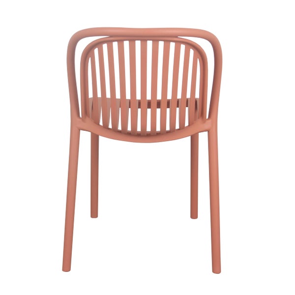 Stapelbarer Gartenstuhl aus Kunststoff in Terrakotta mit einer Rückenlehne aus vertikalen Lamellen in der Rückansicht.
