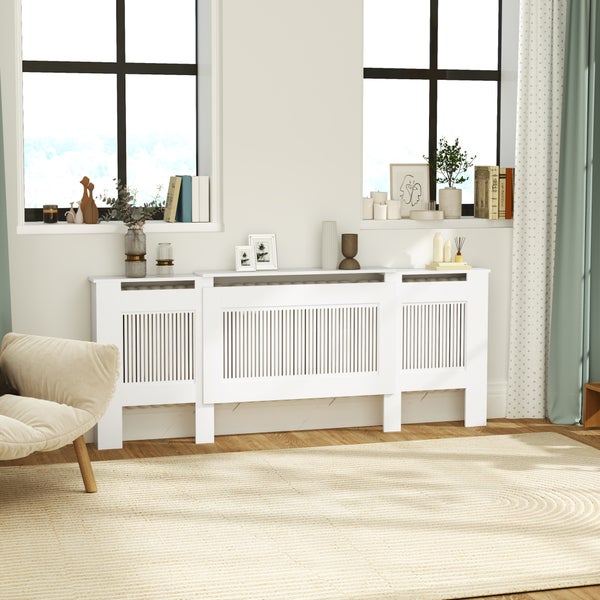 Wohnzimmer mit weißer Heizkörperverkleidung und dekorativen Elementen auf der Oberseite