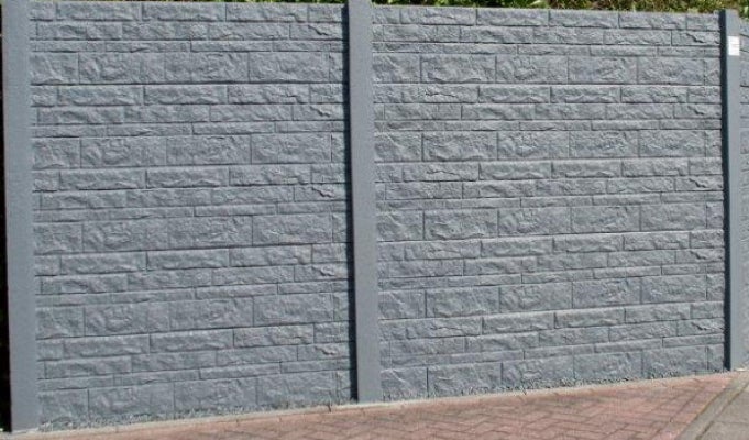 Betonzaun mit Steinmuster