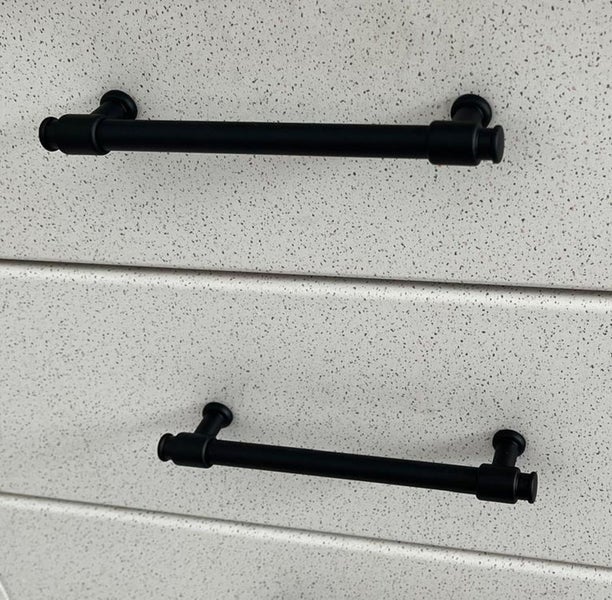 Zwei Schubladen mit schwarzen Stangengriffen