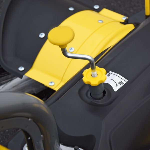 Detailansicht eines gelben und schwarzen Kehrmaschinenelements mit Bedienhebel