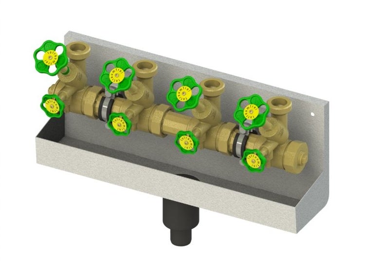 Wasserverteiler aus Messing mit acht grünen Handrädern auf einer Wandhalterung aus Metall für Sanitärinstallationen.