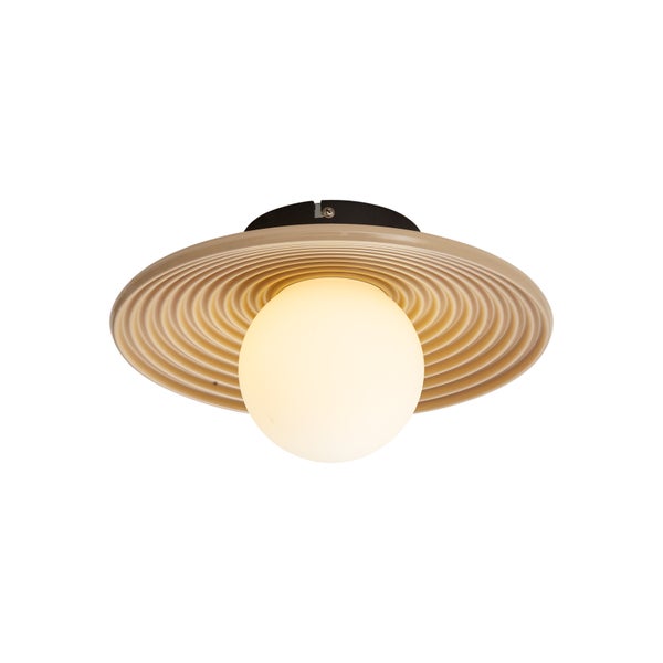 Moderne Deckenleuchte mit rundem, gerilltem Lampenschirm und zentraler Glaskugel für eine gleichmäßige Lichtverteilung.