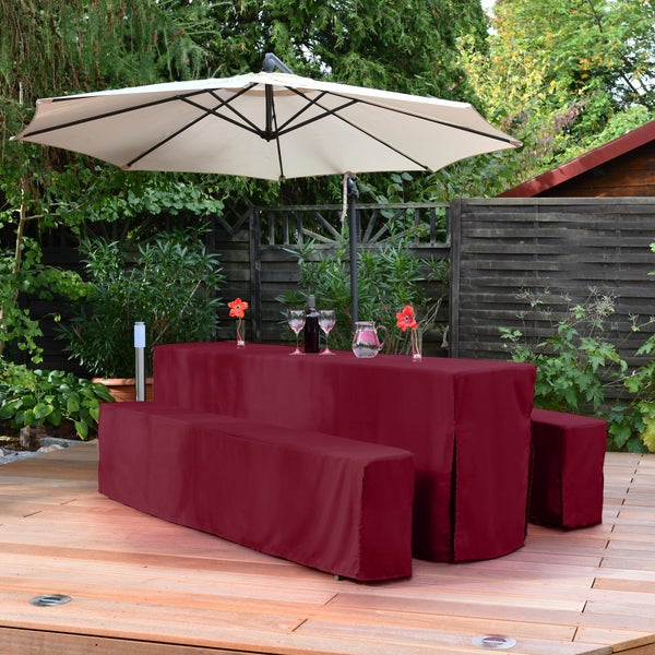 Gartenszene mit Esstisch, Bänken und Sonnenschirm mit Schutzhüllen