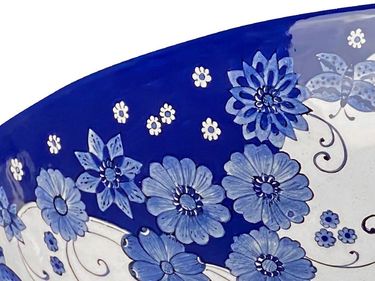 Detailansicht eines Waschbeckens mit floralem Muster