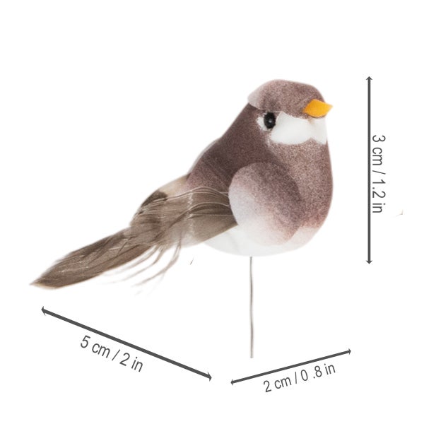 Dekorativer Vogel mit Federn und den Maßen 5 cm Länge, 3 cm Höhe und 2 cm Breite.