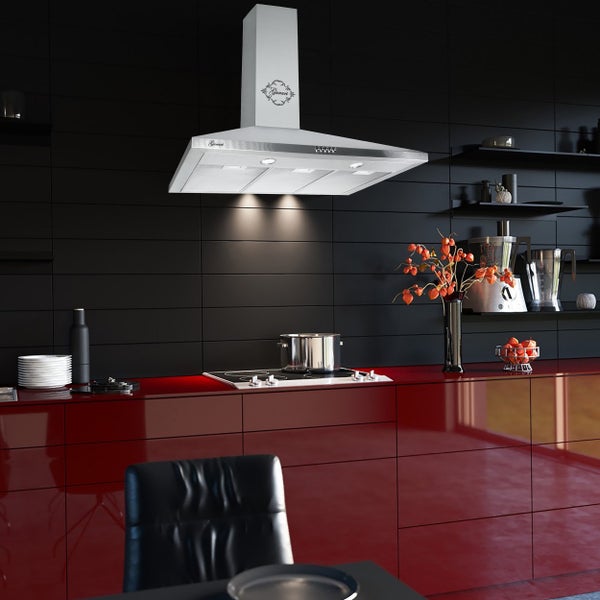 Wand-Dunstabzugshaube aus Edelstahl mit Beleuchtung über Kochfeld in moderner Küche mit roten Schränken und schwarzen Fliesen. Gurari Logo.