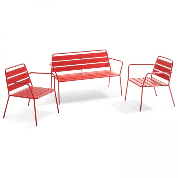 Dreiteiliges Gartenmöbel-Set aus rot lackiertem Metall mit Latten-Design, bestehend aus einer Gartenbank und zwei Sesseln.