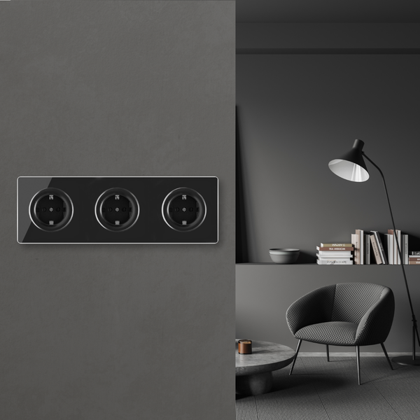 Dreifach Steckdose mit modernem Rahmen in einem elegant eingerichteten Wohnbereich mit Sessel und Stehlampe.