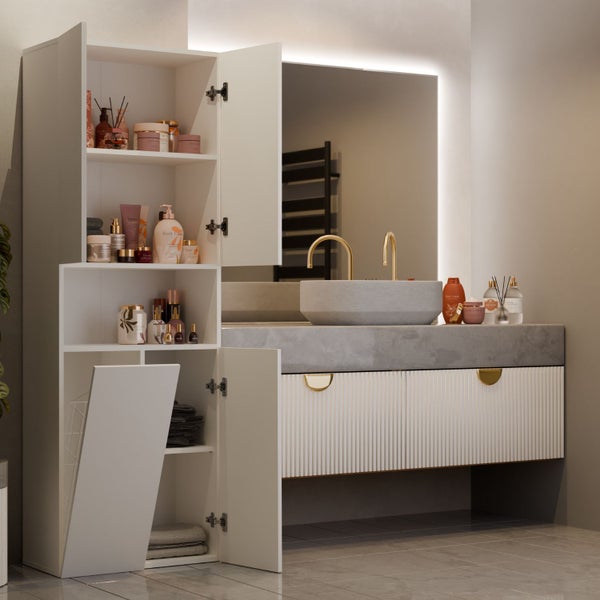 Modernes Badezimmer mit Waschbecken, Spiegel und offenem Badschrank zur Aufbewahrung von Badartikeln