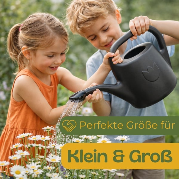 Zwei Kinder gießen Blumen mit einer Gießkanne im Garten